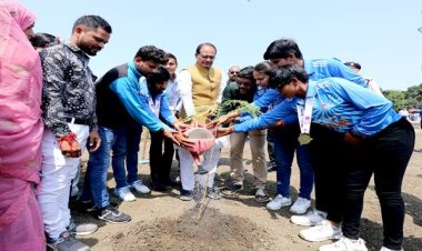 मुख्यमंत्री श्री चौहान ने ब्लाइंड महिला क्रिकेट टीम के सदस्यों के साथ लगाए पौधे