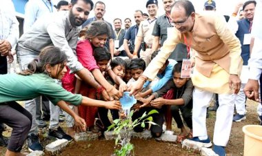 मुख्यमंत्री श्री चौहान ने बीना रिफाइनरी हेलीपेड पर बादाम का पौधा रोपा