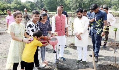 मुख्यमंत्री श्री चौहान ने लगाए नीम, बेलपत्र और गूलर के पौधे