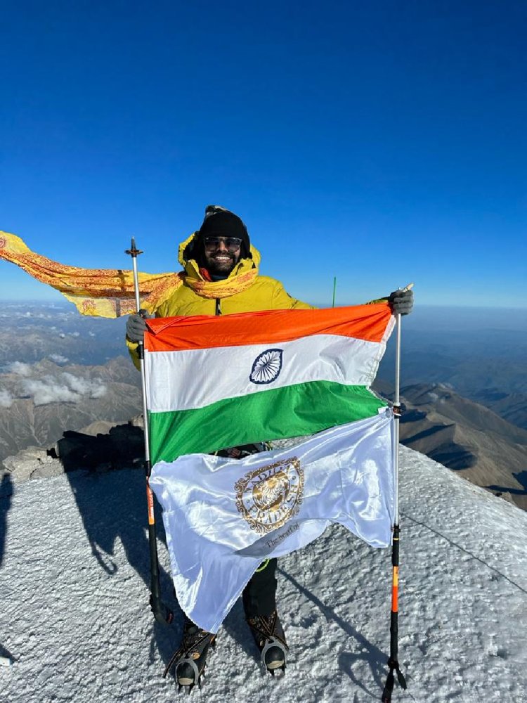 यूरोप की सबसे ऊँची चोटी ‘माउंट एल्ब्रुज’ पर लहराया तिरंगा