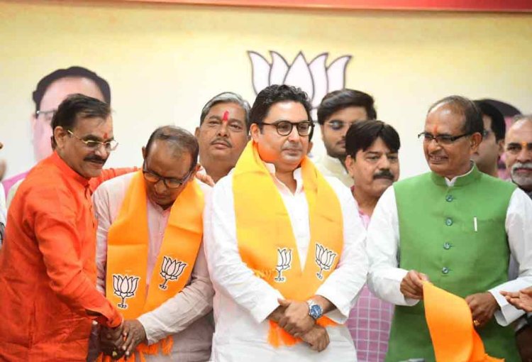 पूर्व विधानसभा अध्यक्ष स्वर्गीय श्रीनिवास तिवारी के पौत्र श्री सिद्धार्थ तिवारी एवं कांग्रेस के गुनौर विधानसभा के पूर्व विधायक श्री कुंदर चौधरी ने भारतीय जनता पार्टी की सदस्यता ग्रहण की