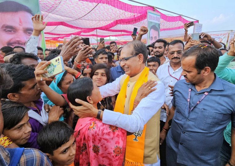 मुख्यमंत्री श्री शिवराज सिंह चौहान ने गुरूवार को मंडला के महाराजपुर, घुघरी और मानिकसरा में भाजपा के समर्थन में 3 चुनावी सभाओं को संबोधित किया