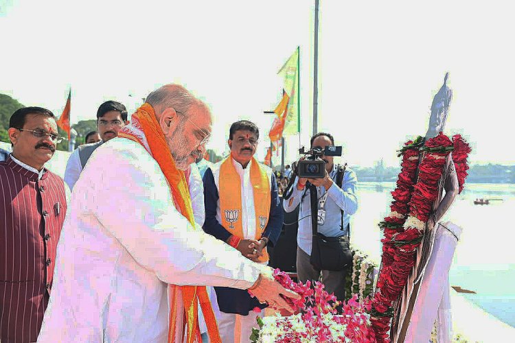 केन्द्रीय गृह एवं सहकारिता मंत्री श्री अमित शाह जी ने भोपाल में वीआईपी रोड स्थित राजाभोज की प्रतिमा पर माल्यार्पण किया