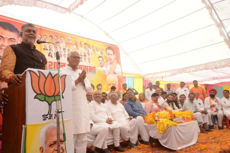 भाजपा में नेता जमीन से आते हैं, कांग्रेस में पैराशूट से :- केन्द्रीय मंत्री श्री प्रहलाद पटेल