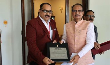 मुख्यमंत्री श्री चौहान से नि:शक्तजन आयुक्त ने भेंट की