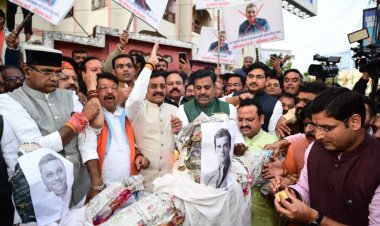 भाजपा कार्यकर्ताओं द्वारा टी एम सी संसद कल्याण बनर्जी का पुतला जलाया का पुतला जलाया