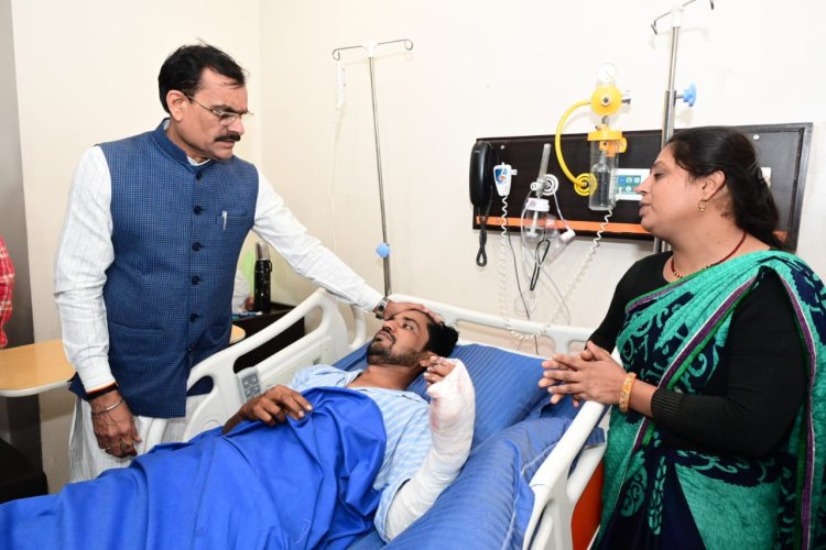 गुंडों के हमले में घायल भाजपा कार्यकर्ता को देखने पहुंचे प्रदेश अध्यक्ष व सांसद श्री विष्णुदत्त शर्मा