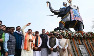 मुख्यमंत्री डॉ. मोहन यादव ने जबलपुर में वीरांगना रानी दुर्गावती की प्रतिमा पर माल्यार्पण कर श्रद्धासुमन अर्पित किए।