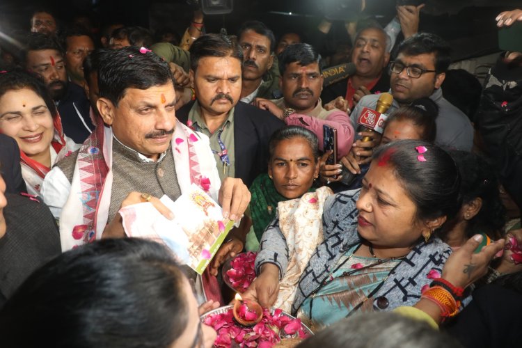 मुख्यमंत्री डॉ. मोहन यादव गोविंदपुरा विधानसभा क्षेत्र में आयोजित अक्षत वितरण गृह संपर्क अभियान में शामिल हुए