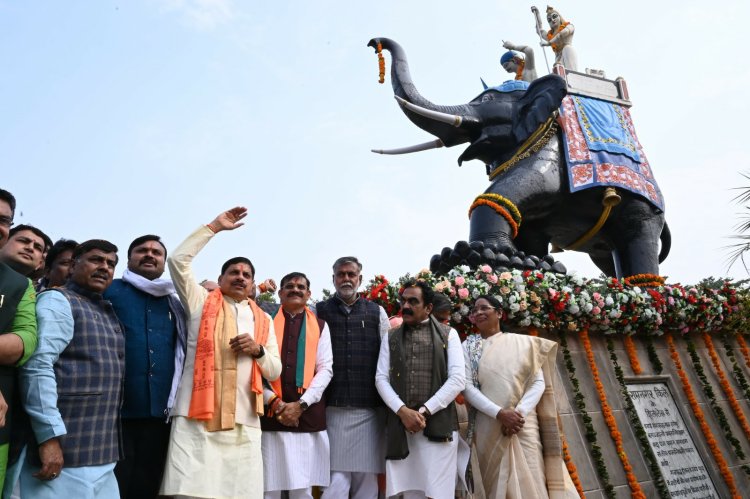 मुख्यमंत्री डॉ. मोहन यादव ने जबलपुर में वीरांगना रानी दुर्गावती की प्रतिमा पर माल्यार्पण कर श्रद्धासुमन अर्पित किए।