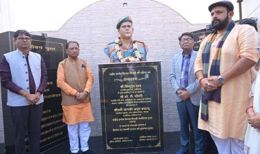 रायपुर : मुख्यमंत्री श्री विष्णुदेव साय ने रायगढ़ में शहीद कर्नल विप्लव त्रिपाठी स्टेडियम में स्थापित शहीद कर्नल विप्लव त्रिपाठी की प्रतिमा का किया अनावरण