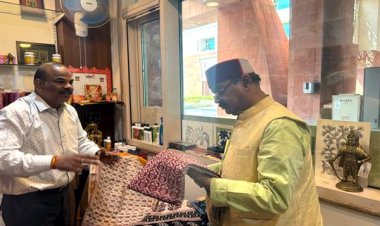 राज्यमंत्री श्री जायसवाल ने किया मृगनयनी शोरूम का निरीक्षण