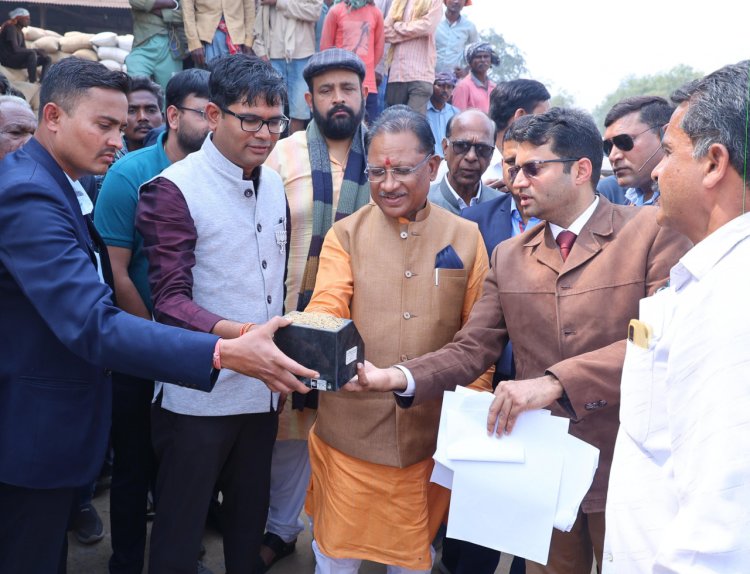 रायपुर : मुख्यमंत्री श्री विष्णुदेव साय ने पुसौर धान खरीदी केंद्र का किया औचक निरीक्षण