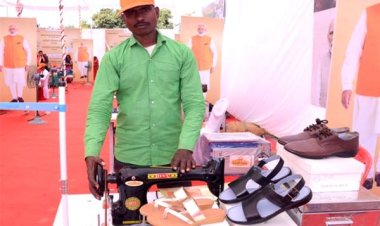 पहले काम की तलाश में दिन बीतते थे.. अब घर बैठे रोजाना 700-800 रूपए कमाते हैं दिनेश