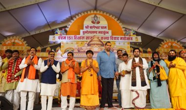 मुख्यमंत्री डॉ. मोहन यादव श्री बागेश्वर धाम में सामूहिक कन्या विवाह महोत्सव में शामिल हुए