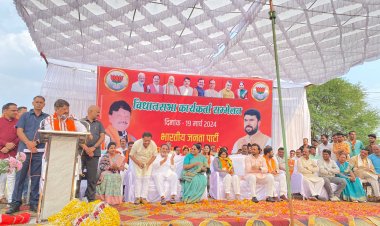 पहले कमलनाथ खुद सांसद बनते हें, फिर उनकी पत्नी और बेटा सांसद बने - श्री कैलाश विजयवर्गीय