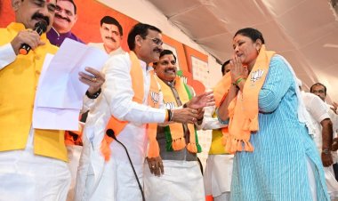 कांग्रेस की महिला मोर्चा की प्रदेश महामंत्री श्रीमती सुहागवती सरेयाम सहित 400 से अधिक छिंदवाड़ा के पदाधिकारियों एवं जनप्रतिनिधियां ने पार्टी की सदस्यता ग्रहण की