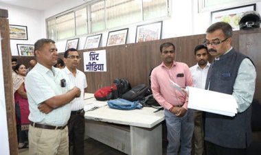 मुख्य निर्वाचन पदाधिकारी श्री राजन ने मीडिया मॉनिटरिंग प्रकोष्ठ का किया निरीक्षण