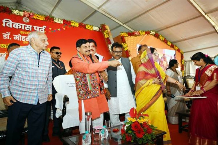 मुख्यमंत्री डॉ. यादव ने धार में राज्य स्तरीय कार्यक्रम में विभिन्न 12 सामाजिक सुरक्षा पेंशन योजनाओं में 56.75 लाख हितग्राहियों को 340.05 करोड़ की राशि सिंगल क्लिक से अंतरित की