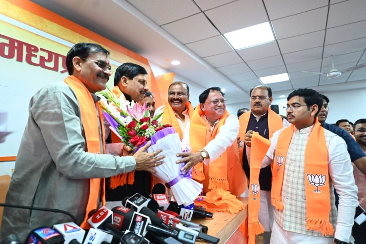 कांग्रेस प्रदेश प्रवक्ता श्री सैयद जाफर एवं बसपा के प्रदेश प्रभारी डॉ.रामसखा वर्मा सहित कांग्रेस के कई पदाधिकारी और कार्यकर्ता भाजपा में शामिल