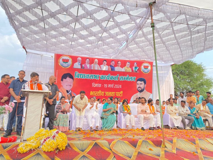 पहले कमलनाथ खुद सांसद बनते हें, फिर उनकी पत्नी और बेटा सांसद बने - श्री कैलाश विजयवर्गीय