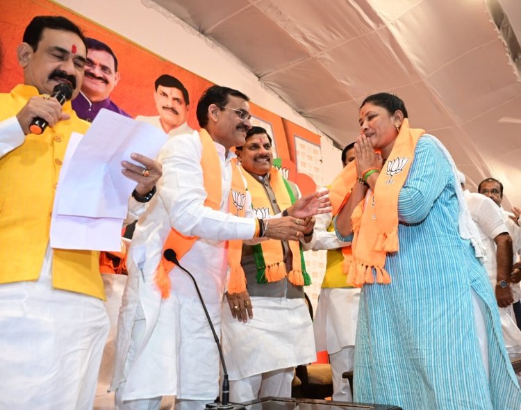 कांग्रेस की महिला मोर्चा की प्रदेश महामंत्री श्रीमती सुहागवती सरेयाम सहित 400 से अधिक छिंदवाड़ा के पदाधिकारियों एवं जनप्रतिनिधियां ने पार्टी की सदस्यता ग्रहण की