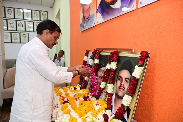 भाजपा प्रदेश अध्यक्ष एवं संगठन महामंत्री ने शहीद दिवस के अवसर पर महान स्वतंत्रता संग्राम सेनानी भगत सिंह, राजगुरु और सुखदेव को श्रद्धांसुमन अर्पित किये