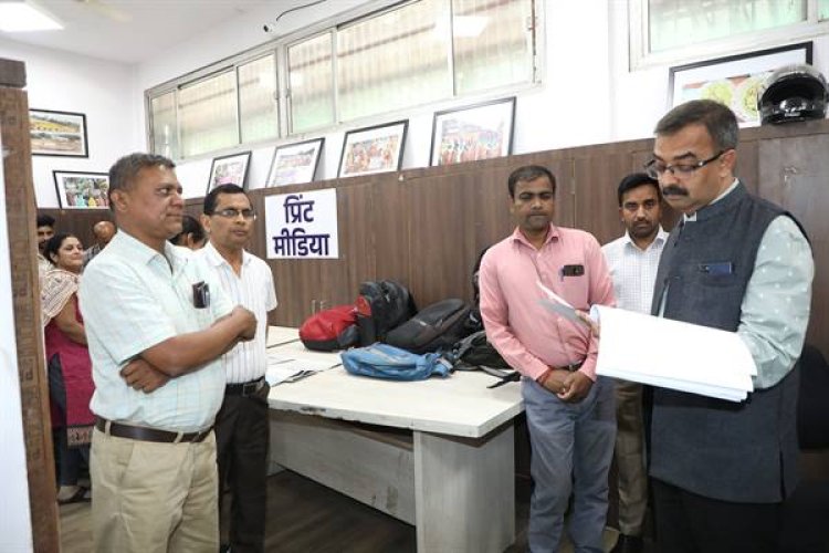 मुख्य निर्वाचन पदाधिकारी श्री राजन ने मीडिया मॉनिटरिंग प्रकोष्ठ का किया निरीक्षण