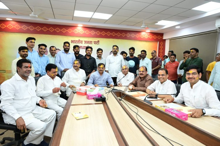 श्री विष्णुदत्त शर्मा ने स्वच्छता कर्मी, किचन स्टाफ, वाहन चालक एवं अन्य समस्त सदस्यों के साथ होली मिलन कर गुलाल लगाकर दी शुभकामनाएं