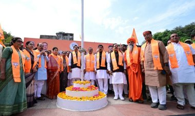 मुख्यमंत्री डॉ. मोहन यादव पार्टी के 45 वें स्थापना दिवस पर प्रदेश कार्यालय में फहराया झण्डा