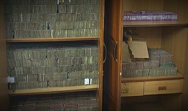 IT Raid in Agra: पलंग, कुर्सी और मेज... हर तरफ 500-500 के नोटों की गड्डियां, आगरा में जूता कारोबारी के ठिकानों से 100 करोड़ कैश जब्त