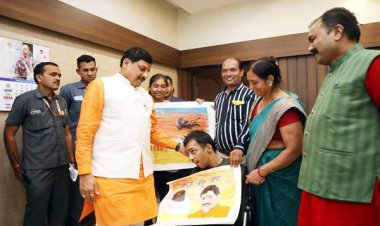 मुख्यमंत्री डॉ. यादव को दिव्यांग युवक ने पोर्ट्रेट भेंट किया