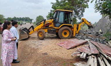 रायपुर : संवेदनशील मुख्यमंत्री की सख्त कार्रवाई : सेजबहार में सरकारी जमीन से हटाया गया बेजा कब्जा, पक्के निर्माण और तार फेंसिग घेरा भी तोड़ा