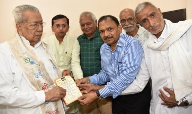 रायपुर : राज्यपाल श्री हरिचंदन से श्री जगन्नाथ मंदिर ट्रस्ट धमतरी के पदाधिकारियों ने सौजन्य भेंट की