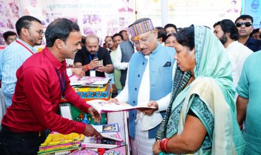 रायपुर : राज्य स्तरीय शाला प्रवेश उत्सव के अवसर पर लगे विभिन्न स्टालों के अवलोकन के बीच मुख्यमंत्री श्री विष्णु देव साय ने पाठ्य पुस्तक निगम द्वारा प्रकाशित पुस्तकों का भी अवलोकन किया