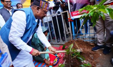रायपुर : एक पेड़ मां के नाम : माँ के सम्मान में रुद्राक्ष का पौधा रोपा मुख्यमंत्री श्री साय ने