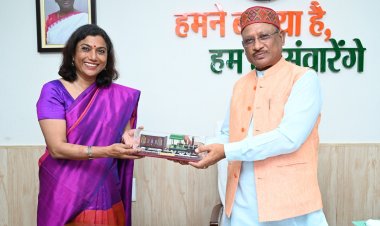 रायपुर : मुख्यमंत्री से दक्षिण पूर्व मध्य रेलवे की महाप्रबंधक सुश्री नीनू इटियेरा ने की सौजन्य मुलाकात