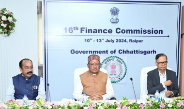रायपुर : केंद्रीय वित्त आयोग की बैठक आरंभ, मुख्यमंत्री श्री विष्णु देव साय एवं मंत्रिमण्डल के सहयोगी तथा आयोग के अध्यक्ष डॉ. अरविंद पनगढ़िया सहित आयोग के सदस्य तथा अधिकारीगण बैठक में हैं मौजूद