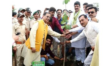 जिंदगी की सांसों के लिए पौधों का बड़ा योगदान : खाद्य मंत्री श्री राजपूत