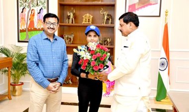 मुख्यमंत्री डॉ. यादव ने साइकिल से कारगिल जा रही सुश्री आशा मालवीय के साहस को सराहा