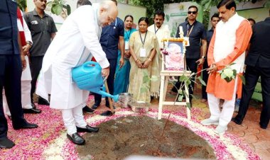 केंद्रीय गृह मंत्री श्री शाह और मुख्यमंत्री डॉ.यादव ने इंदौर के पितरेश्वर हनुमान मंदिर में किया दर्शन-पूजन