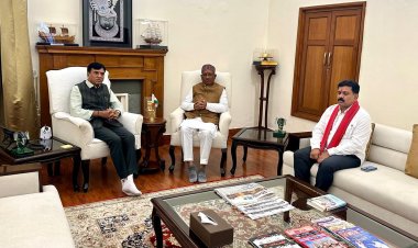 रायपुर : केन्द्रीय श्रम, रोज़गार, युवा एवं खेल मामलो के मंत्री डॉ मनसुख मांडविया से मुख्यमंत्री विष्णुदेव साय ने उनके आवास पर आज मुलाक़ात की