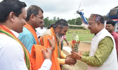 रायपुर : मुख्यमंत्री के जुंगेरा पहुंचने पर जनप्रतिनिधियों ने किया आत्मीय स्वागत