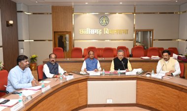 रायपुर : विधानसभा अध्यक्ष डॉ रमन सिंह की अध्यक्षता में आज यहां विधानसभा के समिति कक्ष में कार्य मंत्रणा समिति की बैठक आयोजित की गई