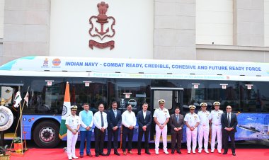 इंडियनऑयल ने ग्रीन हाइड्रोजन ई-मोबिलिटी के लिए अपनी प्रतिबद्धता को मजबूत करते हुए भारतीय नौसेना को ग्रीन हाइड्रोजन ईंधन सेल बस से सुसज्जित किया