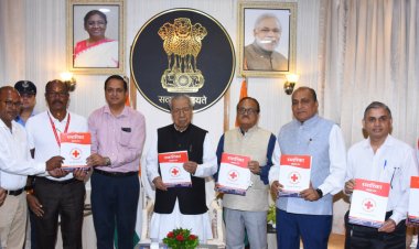 रायपुर : राज्यपाल श्री हरिचंदन ने किया छत्तीसगढ़ रेडक्रॉस इकाई की स्मारिका का विमोचन