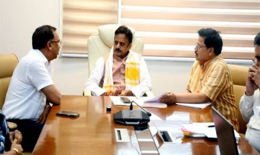 उप-मुख्यमंत्री श्री शुक्ल से ऊर्जा मंत्री श्री तोमर ने की सौजन्य भेंट