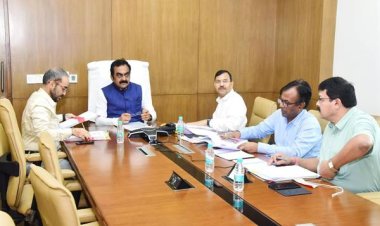 निर्माणाधीन परियोजनाओं में पारदर्शिता, गुणवत्ता और सुरक्षा का रखा जाये विशेष ध्यान : मंत्री श्री सिंह