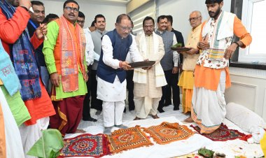 रायपुर : मुख्यमंत्री श्री विष्णु देव साय, मंत्री श्री नेताम के शासकीय आवास में गृह प्रवेश कार्यक्रम में हुए शामिल