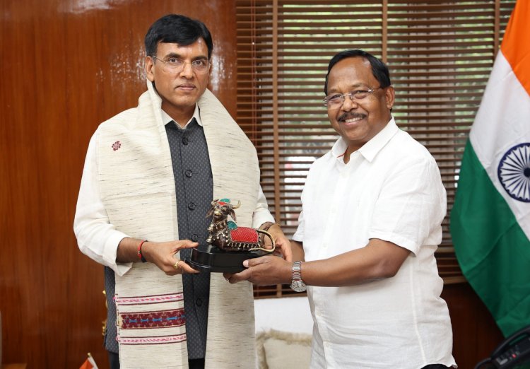 रायपुर : छत्तीसगढ़ के कृषि मंत्री श्री नेताम ने केन्द्रीय मंत्री श्री मनसुख मंडाविया से नई दिल्ली में की सौजन्य मुलाकात